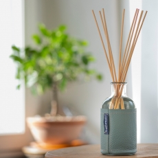 Diffusore con bastoncini rivestito in pelle color azzurro polvere