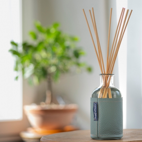 Diffusore con bastoncini rivestito in pelle color azzurro polvere