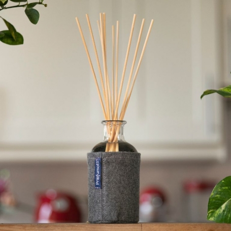 Diffusore ambiente con bastoncini rivestito in lana color grigio chiaro